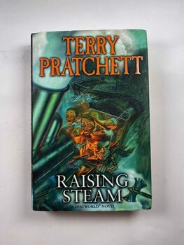 Terry Pratchett: Raising Steam Měkká (2014)