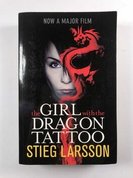 Stieg Larsson: The Girl with the Dragon tattoo Pevná (2010)